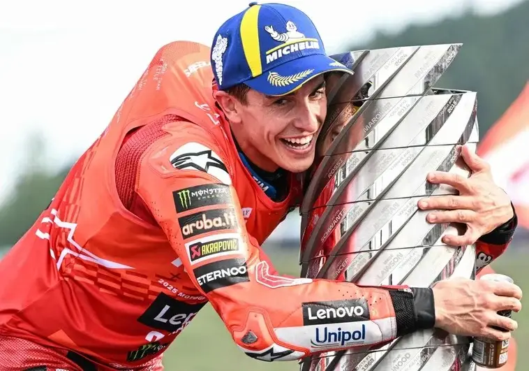 Marc Márquez ganando su séptimo trofeo de Motogp